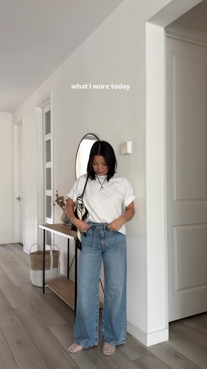 can’t go wrong with a classic white tee and jeans @Madewell 

Size XS in white tee
Size 25 Petite in jeans 