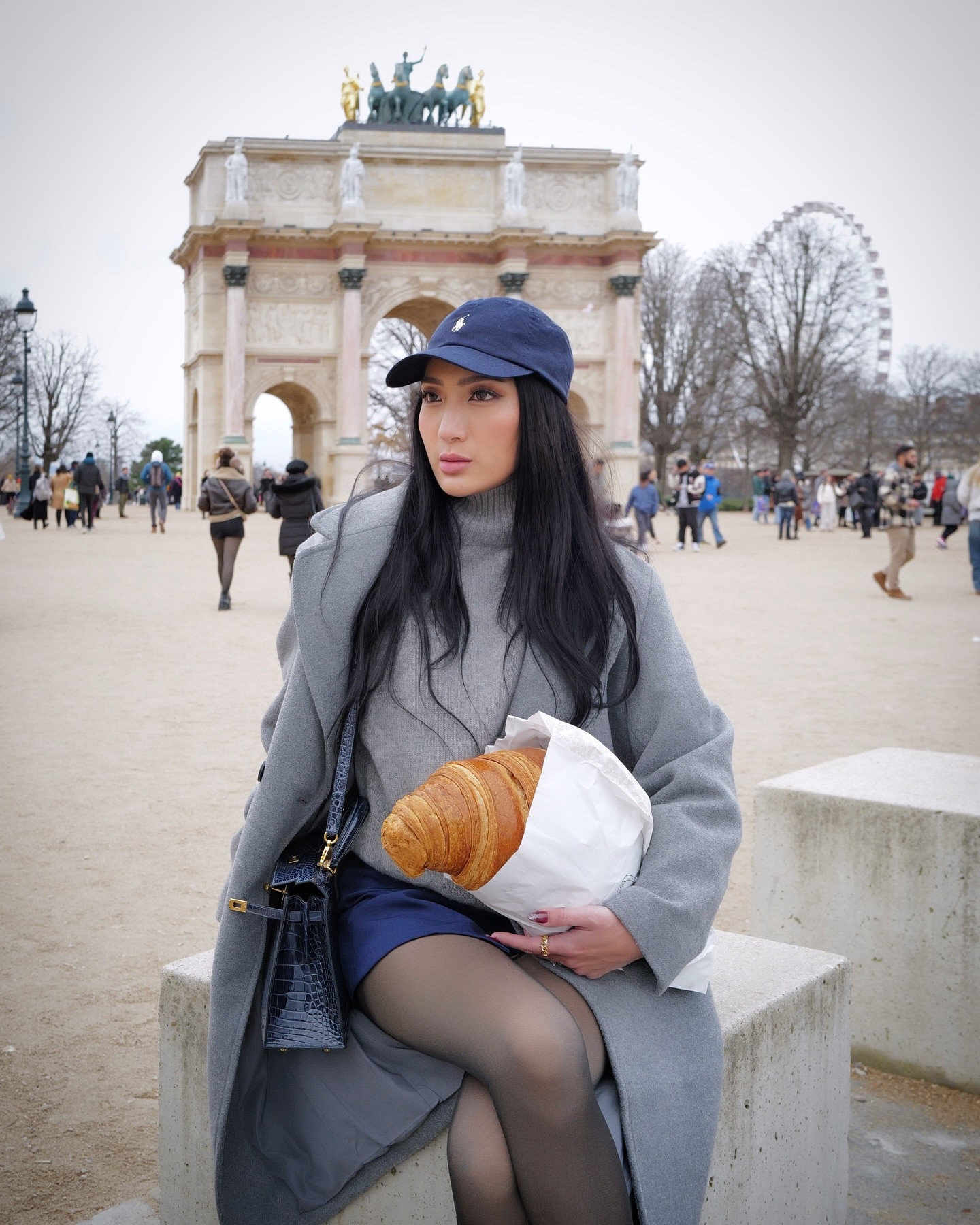 🥐 Carrying this giant croissant in Paris to see Mona Lisa. 😂 #GiantCroissant #Paris #MonaLisa #Davinci #MuseumDay #OOTD #DaVinci 
📍Arc de Triomphe
📍Louvre Museum (Mona Lisa)
📍Pont des Arts
📍Pyramide du Louvre

#LTKStyleTip #LTKSeasonal #LTKTravel