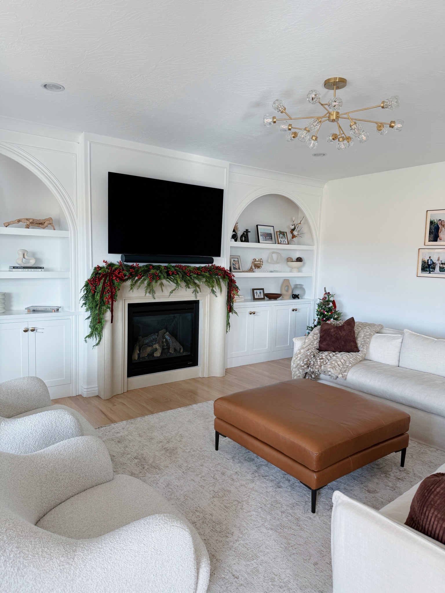 Christmas garland over my mantle! 🔔🎄

Christmas decor
Fire place 
Mantle decor 
Living room
Holidays 