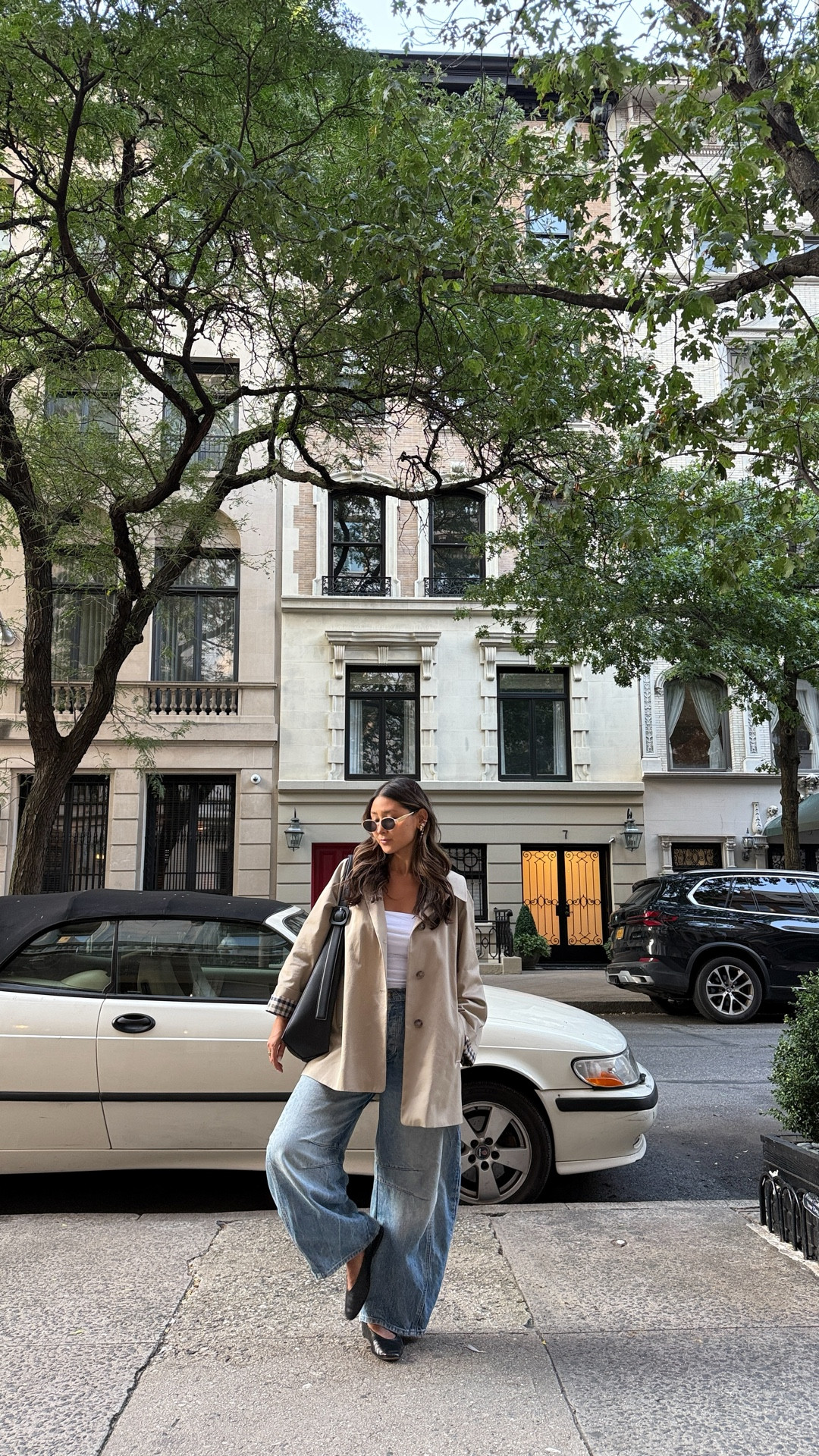 Trench season is near 🧥Wearing my Sezane cropped trench in light beige with my free people barrel jeans and black accessories 

#LTKWorkwear #LTKStyleTip #LTKSeasonal