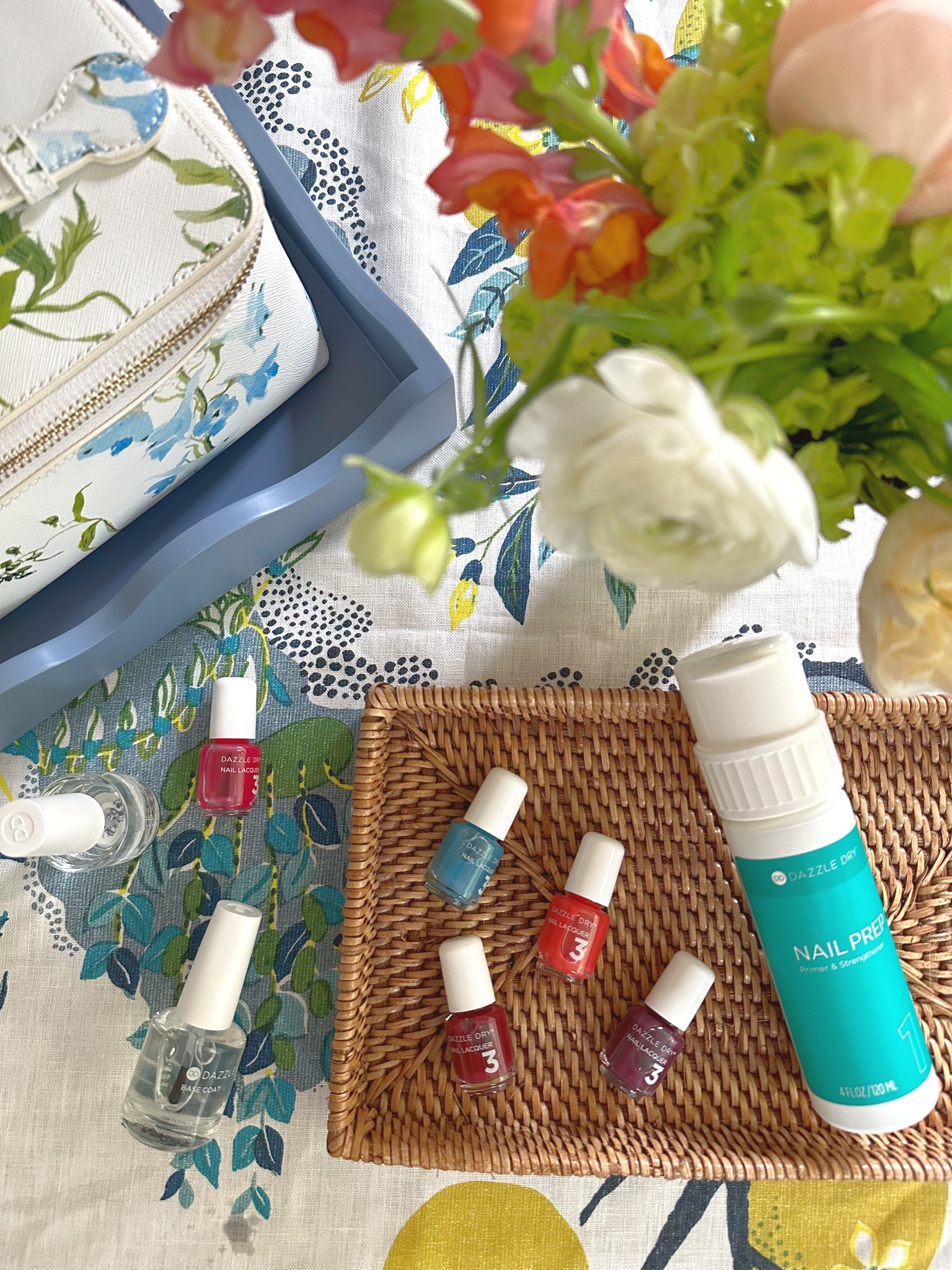 I’ve always preferred painting my nails myself but I want them to hold up! I’m not sure what took me so long to finally try @dazzledry but I’m completely hooked on their 4-step nail system. I got their carnival collection mini flight and love the shade Sugar Dipped for summer! #ad 