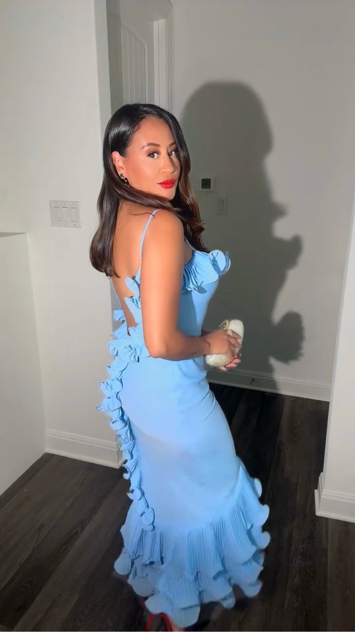You know I had to break it down for you because this dress is too stunning!! It also comes in yellow and white 😮 paired it with red heels by @rayethelabel and a marble white clutch from @amazon 

No se les olviden- párese de esa mesa!! 💃🏽 Soon I’ll be sharing looks to style if you’re headed to Karol Gs concert this year! As far as this dress goes, is it a yes or a no??