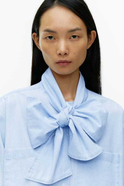 Bluse aus Chambray mit Schleife - Hellblau - Ladies | H&M AT | H&M (DE, AT, CH, NL, FI)