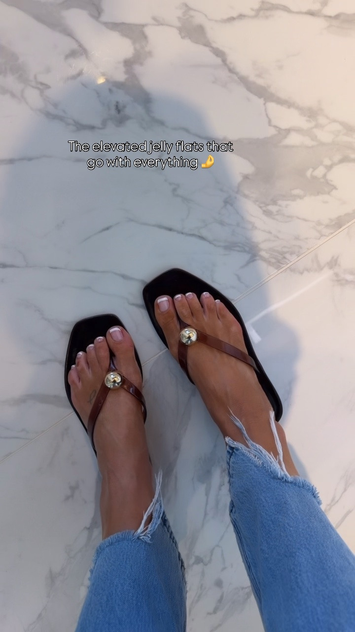 The latest jelly flat that I’m in love with. 😍😍😍