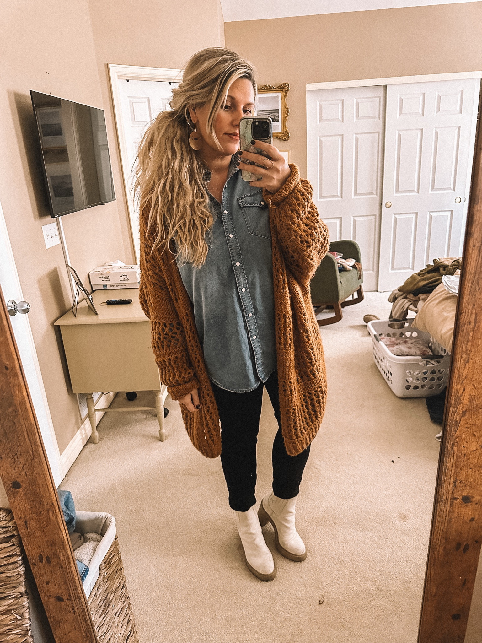 Winter outfit oversized cardigan chambray shirt Chelsea boots

#LTKSaleAlert #LTKStyleTip #LTKFindsUnder50