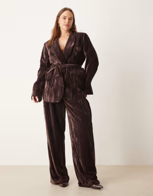 ASOS DESIGN Curve - Co-ord set van elegante fluwelen broek, skort en blazer in chocoladebruin | ASOS (Global)