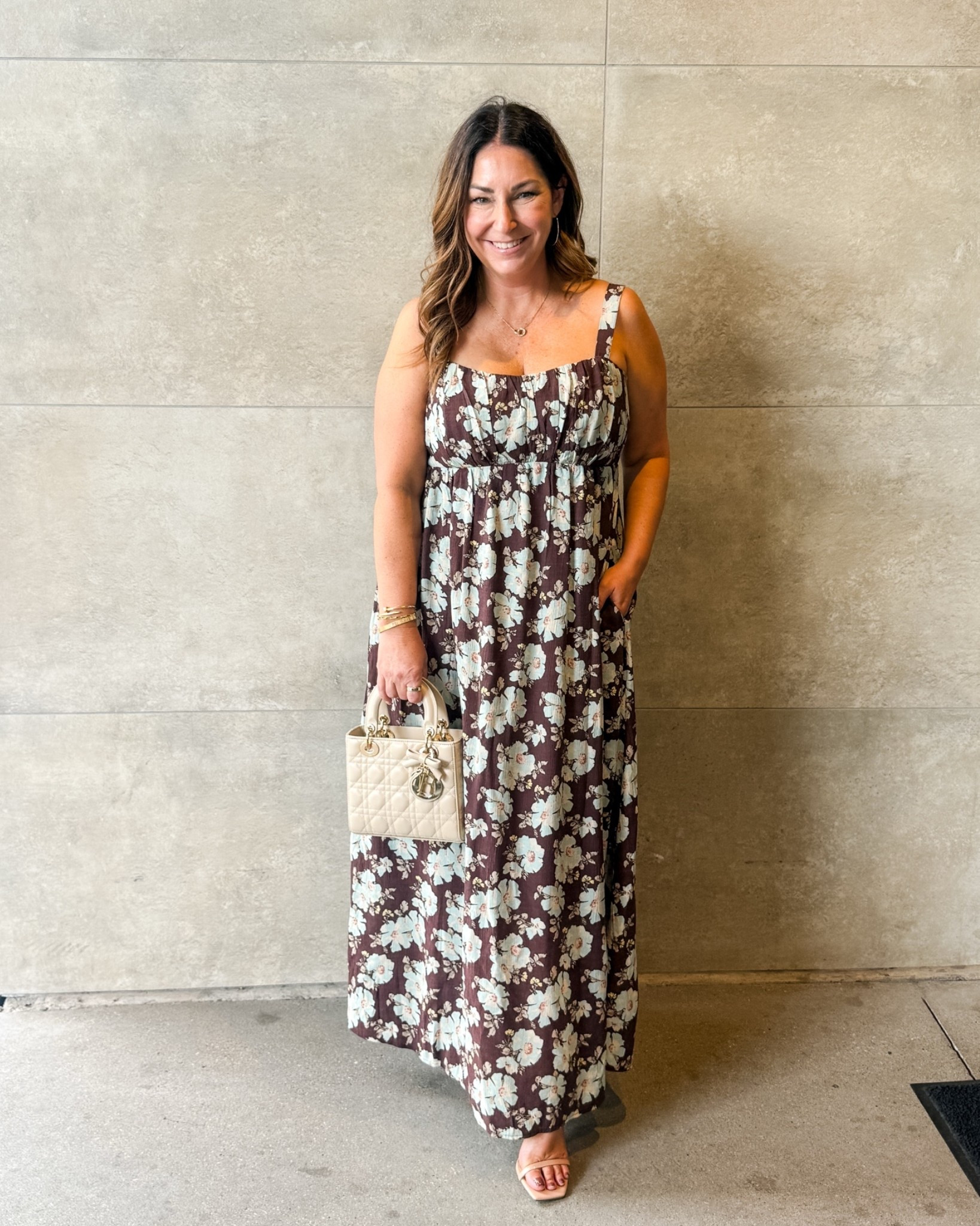 Love this maxi dress since it has built in cups! Great for dinner with the family. Wearing a large @abercrombie