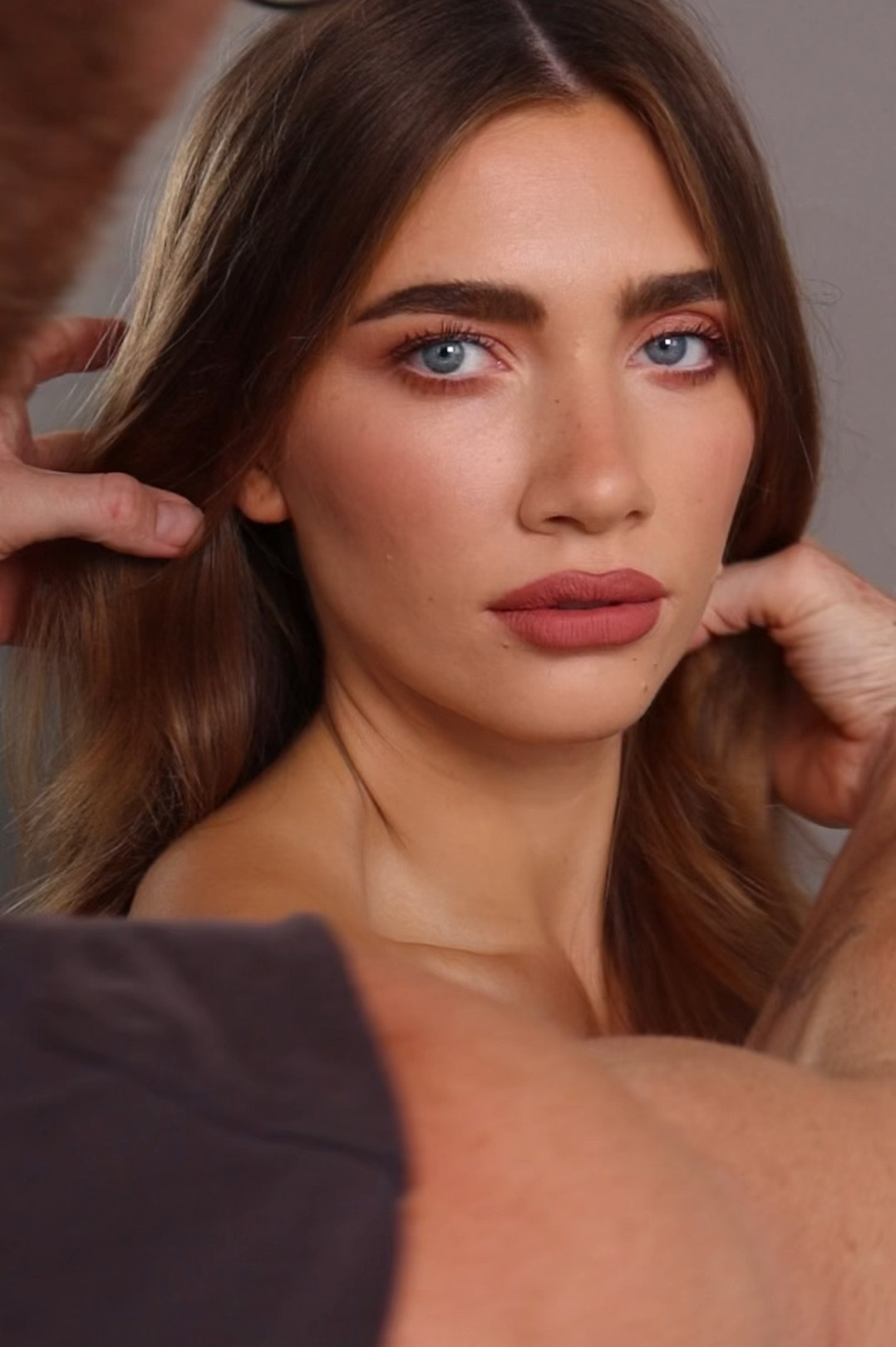 Hey guys, here is the products that I used to create this beautiful Rosie Glam
I’ve posted the lip for products & colours below so to make sure you buy the right one as sometimes the link doesn’t select the exact colour so please double check 

XMM 

1: dermalogica circular hydration serum⚡️
2: By Terry hyaluronic eye serum⚡️
3: Laneige lip sleeping mask ⚡️
4: KVD good Apple serum foundation ⚡️
5: make up forever HD palette in 3M01 - contour x blush ⚡️
6: Revlon illuminance serum concealer
7: NYX Ultimate warm neutrals palette
8: nude by nature brow defining palette in brunette 
9: YSL lash clash mascara in brown⚡️
10: make up forever outliner in up and down tan⚡️
11: Prada monochrome soft mat lipstick in HM B02 ⚡️