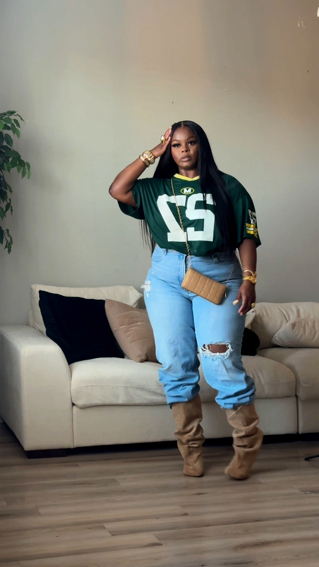 JEANS : OLD NAVY 
BAG: Purchases it locally