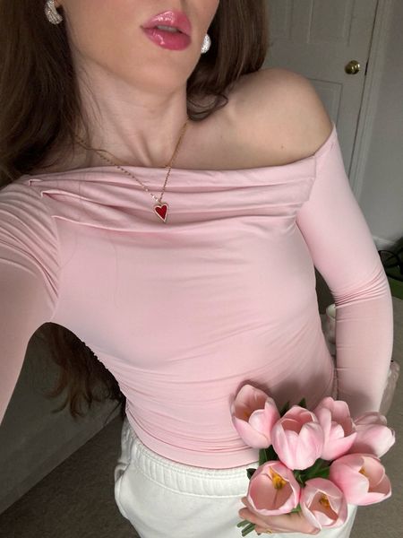 Spring time outfit style. Spring pink outfit. Spring ootd. Pink off the shoulder top. Windsor style. Windsor fashion. Windsor pink top size small. Pink flowers. Pink tulips. 

#LTKGiftGuide #LTKfindsunder50 #LTKSeasonal