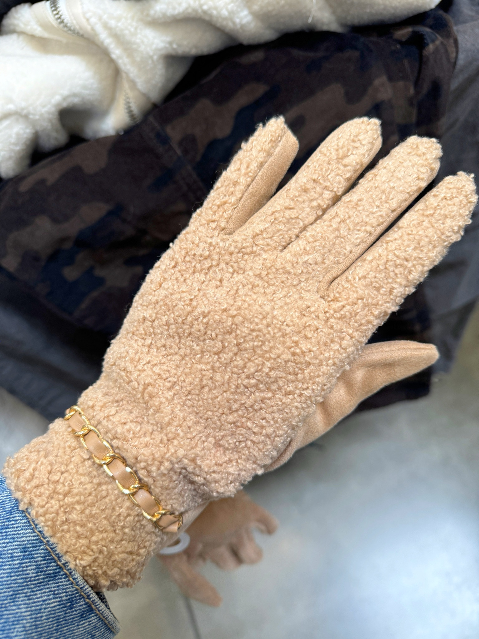 The cutest way to dress up your winter fashion is with a stylish pair of gloves and @walmartfashion has so many right now! Depending on the style you are looking for, they an assortment of colors and fabrics to go with everything in your closet! 

#walmartfashion #walmartfinds #walmart #winter2024 #winterfashion #cozy 

 #LTKHoliday #LTKSeasonal #LTKFindsUnder50
