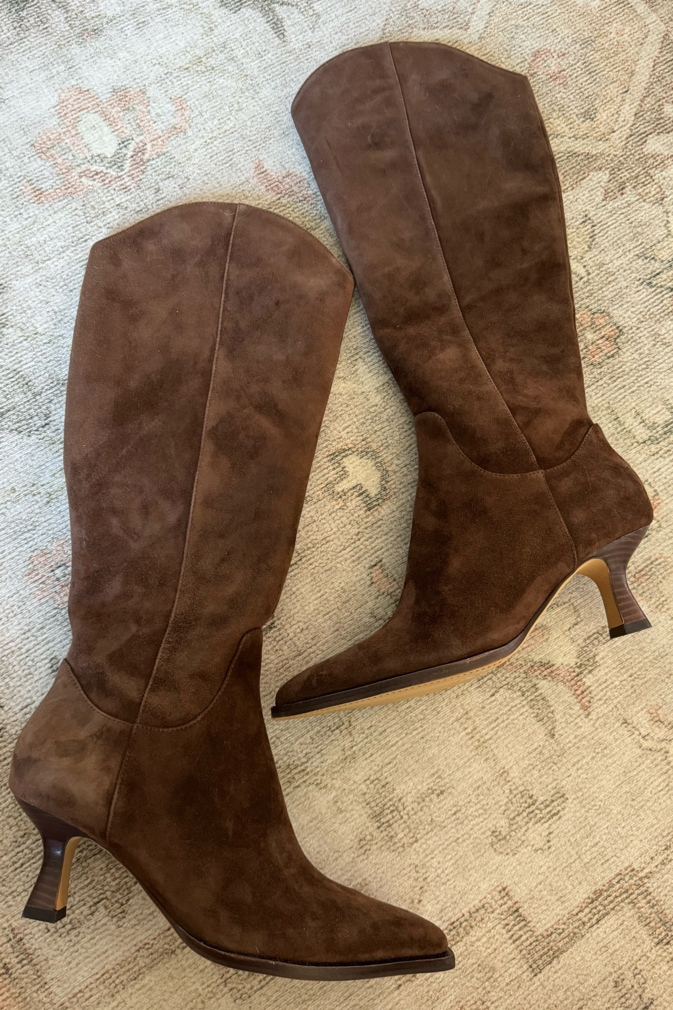I die over these brown suede boots! Sooo gorgeous ! True to size 

Nsale
Nordstrom sale 
Nordstrom anniversary sale 
Brown boots
Brown suede boots 
Knee high boots 
Kitten heel boots 
Chocolate brown boots 

#LTKSummerSales #LTKxNSale #LTKSaleAlert