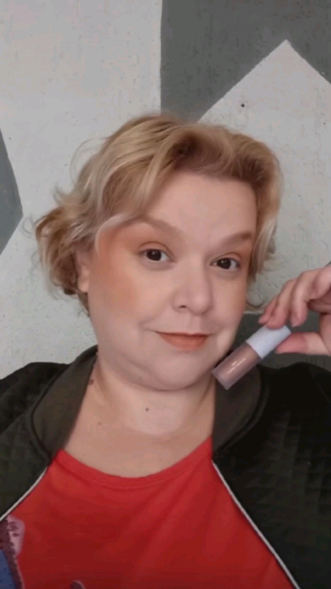 Um produto....uma maquiagem!!  Usarei o cream tint da Ruby Rose na cor "cream neutral".Ele é fácil de esfumar, não mancha, dá pra construir camadas...é possível usar como blush, batom e sombra.  Tem textura cremosa, mas o pulo do gato é depositar e esperar um pouco para esfumar, ou, colocar um pouco no dorso da mão, esfumar e só depois passar na pele..#Maquiagem #MaquiagemMarrom #MaquiagemFácil 

#LTKbrasil #LTKbeleza