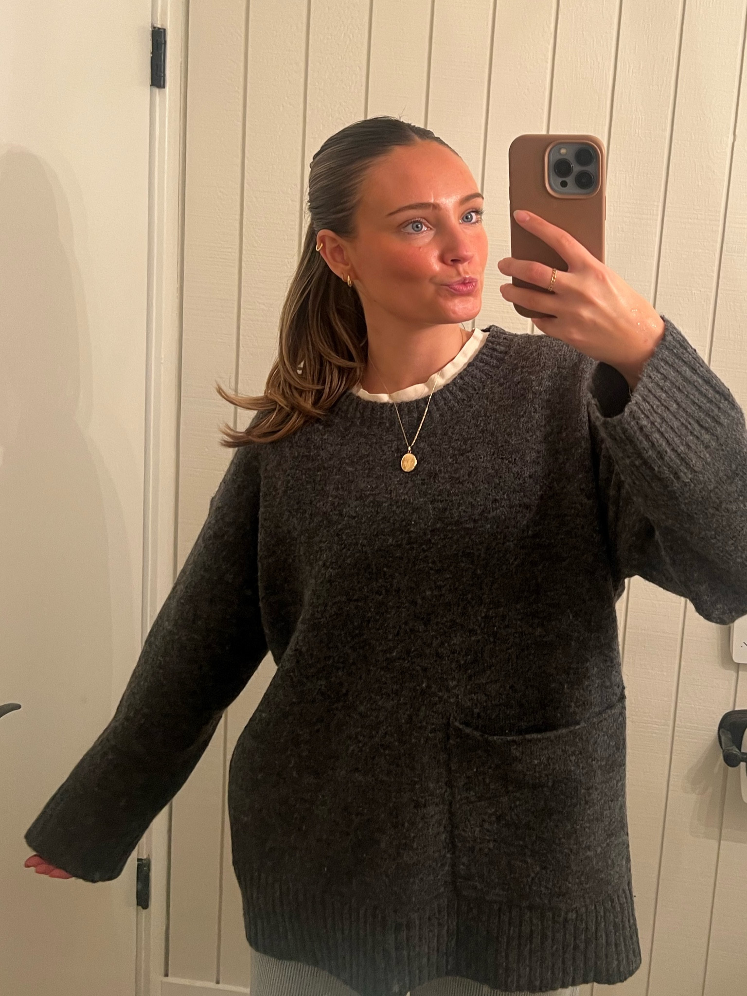 The most perfect oversized grey sweat sweater #fallstaples #greysweater #affordablefinds #fallsweaters 