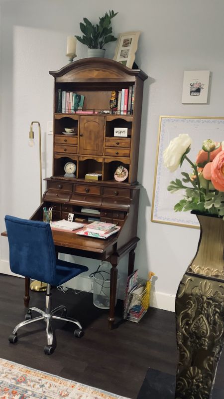Maximize your small home office space with these space saving essentials: 

•industrial style floor lamp 
•large wall calendar 
•secretary desk 
•rolling office chair 

#LTKhome #LTKVideo