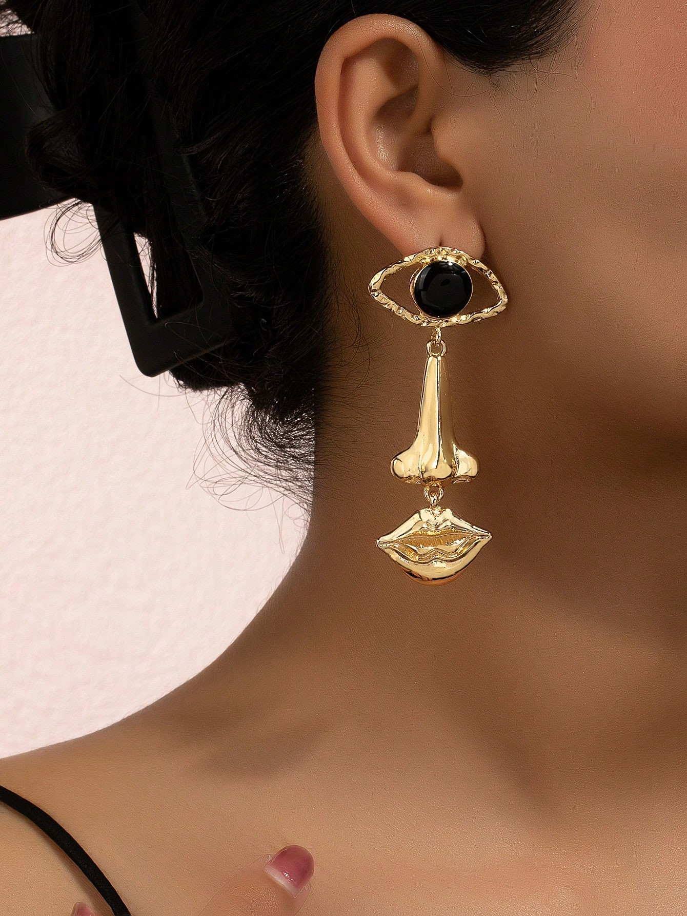 1pair Fashionable Black Eye & Lips Pendant Tassel Dangle Earrings For Daily Wear | SHEIN