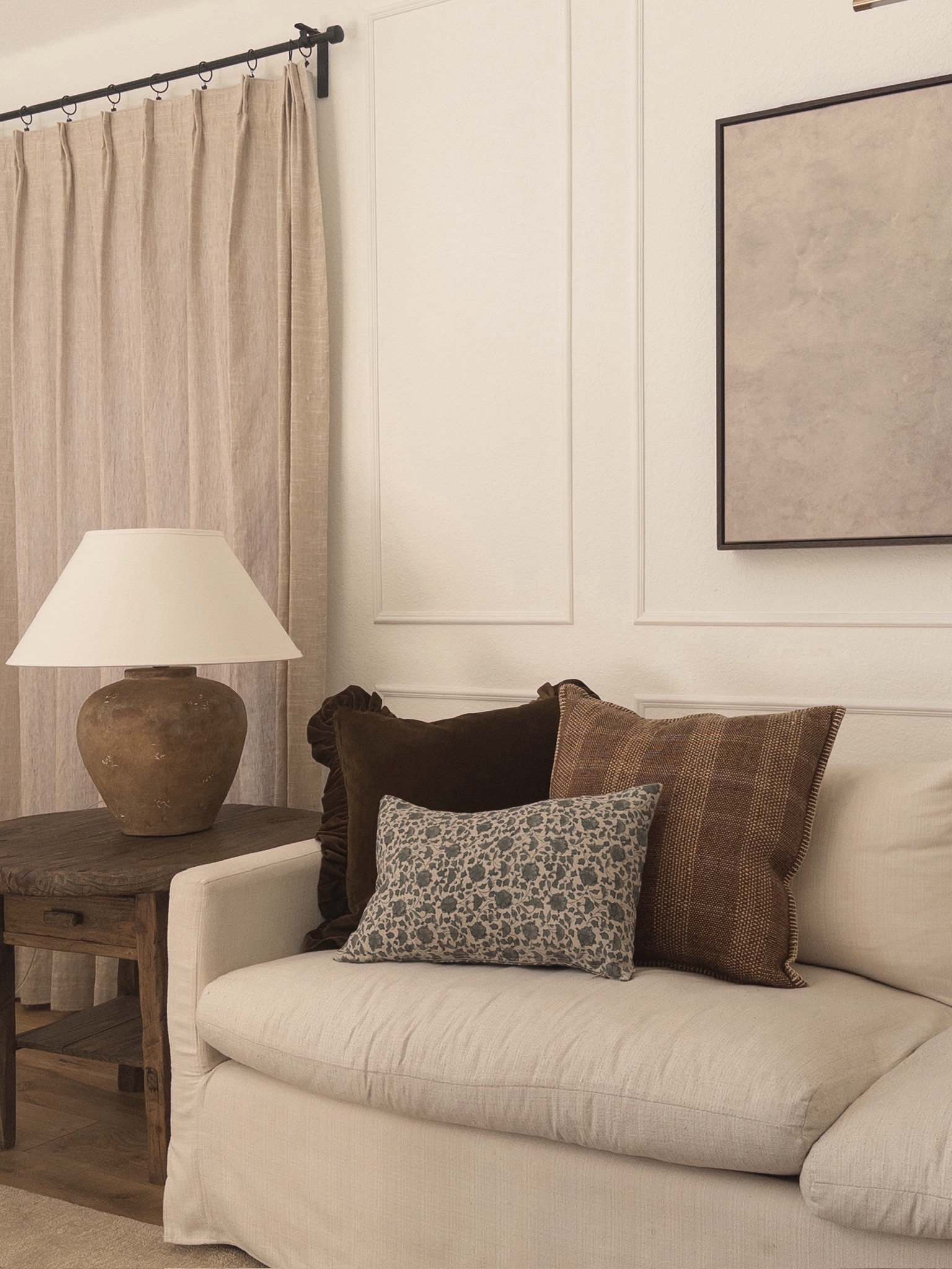 Spring pillow styling!

spring pillow combo, warm spring pillows,  neutral living room, living room styling, living room design 

#LTKHome #LTKStyleTip #LTKSeasonal