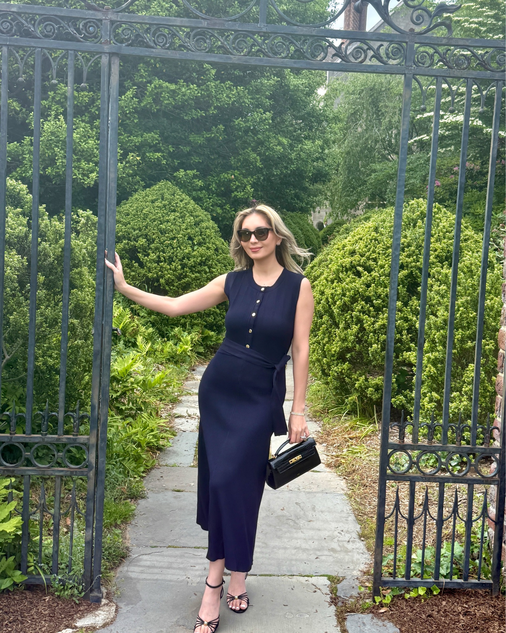 Quiet luxury in navy. 🤍
A timeless dress, a structured bag, and confidence. Sometimes the most elegant look is the simplest one.

✨ Save for summer outfit inspiration.
سورمه‌ای؛ شیک، ساده و همیشه ماندگار.

#quietluxury #oldmoneystyle #summerstyle #elegantstyle #timelessfashion