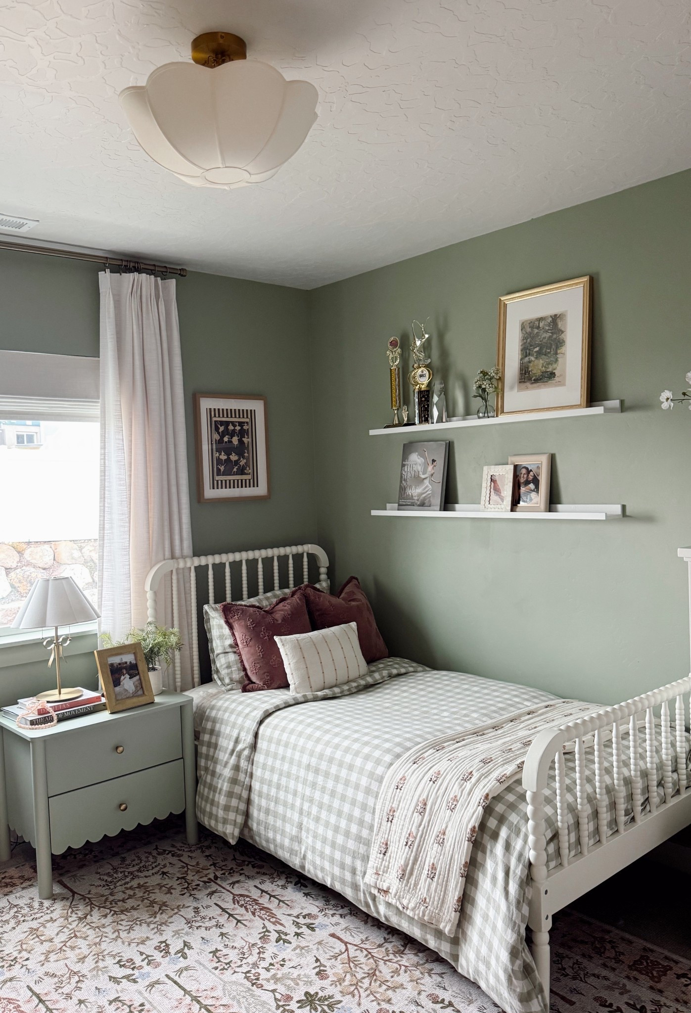 Still putting the finishing touches on her new room 🥹✨
We made the bed, styled the nightstand, and started filling the shelves… but I still want to swap a few pictures, tweak the styling, and add a couple more cozy layers before I call it done.
One of my favorite things about kids’ rooms is letting them evolve slowly. You don’t have to do everything all at once — the best spaces are the ones that grow right along with them 🤍
