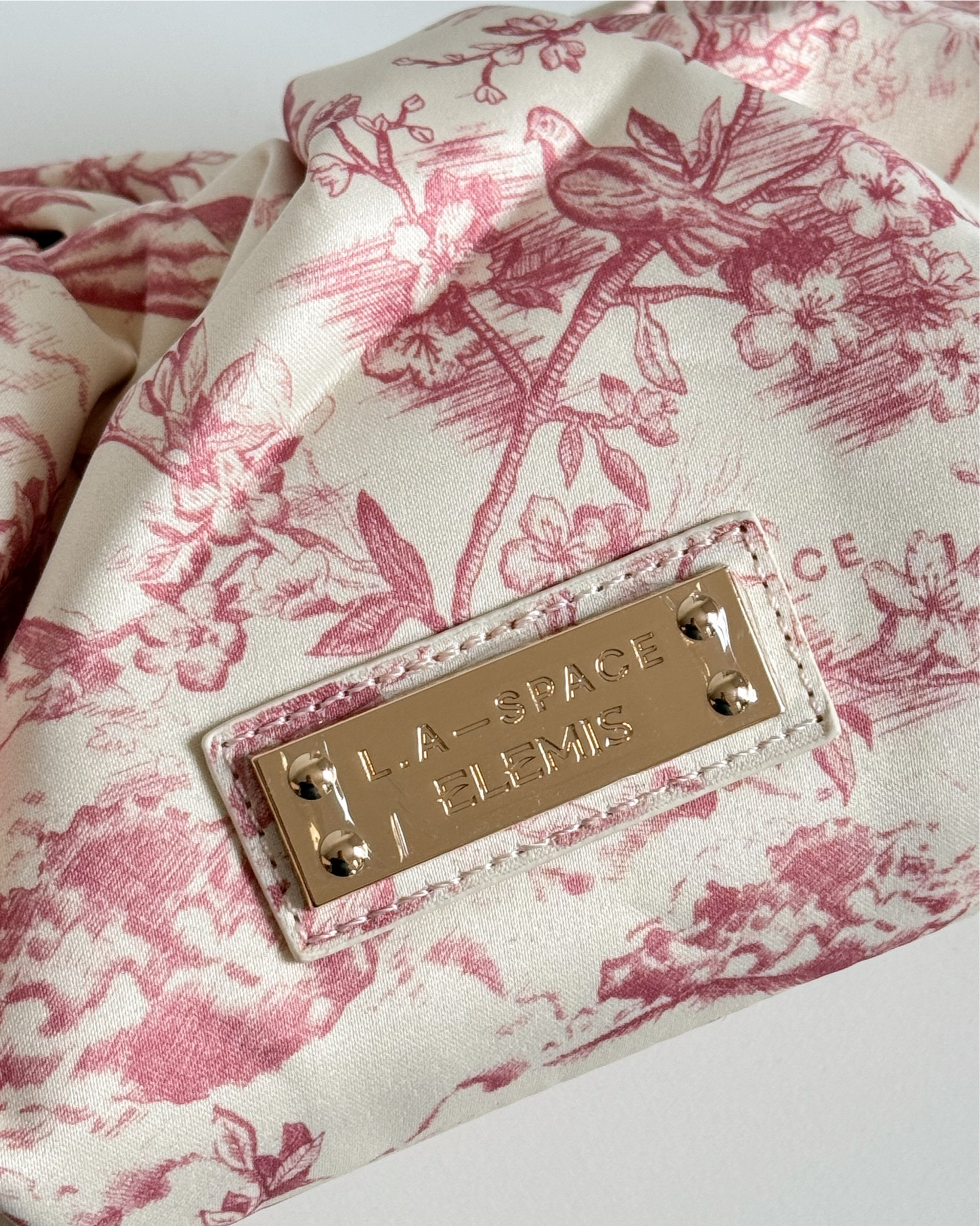 Leave it to Lorna Luxe and Elemis to create the perfect collaboration! I discovered Elemis a few years ago and I’m obsessed with their products, especially the collagen cleansing balm. I not only use it on myself but also at the beauty salon on my clients! There isn’t a more luxurious feeling product than that! And makes just melts off when using it, pure perfection!
Lorna is one of my favourite content creators on Instagram! She is so authentic and connects with her audience on a deeper level! Her brand L.A Space has the most gorgeous pieces!
So when I saw this collab I gasped and I knew I had to buy it immediately! So let’s dive in on the items!
Starting with the bag the products come in! It has a luxurious feeling, the colour is a beautiful beige with old pink details. What I love the most about it is that you can use it as a clutch and I can’t wait for summer to come back so I can use it!
The bag has 4 products inside. A mini collagen balm in the original fragrance, it smells like spa if you ask me! A pro collagen marine cream, another favourite of mine. A pro collagen energizing marine cleanser and a pro collagen glow boost exfoliator. I haven’t tried the last two but I loved every product I tried from Elemis so far and I expect the same with these two!
This set is a full skin care set and it would make the perfect gift for Christmas for you or your loved ones!

#LTKeurope #LTKgiftguide #LTKbeauty