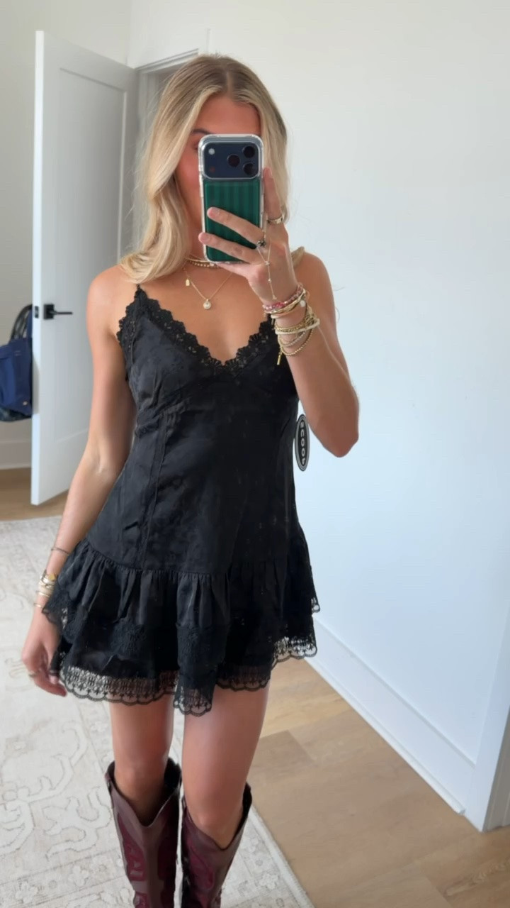 Walmart size xs Love at first sight: the Tiered Lace Cami from Scoop creates beautiful movement with every step, as the delicate lace trim adds a romantic finish that feels effortlessly elevated. It’s a fresh take on one of the season’s biggest trends—soft feminine silhouettes that look just as good dressed up as they do worn casually. Wear this camisole with denim and layered jewelry for special plans or tuck it into tailored pants for a polished twist. Only at Walmart.