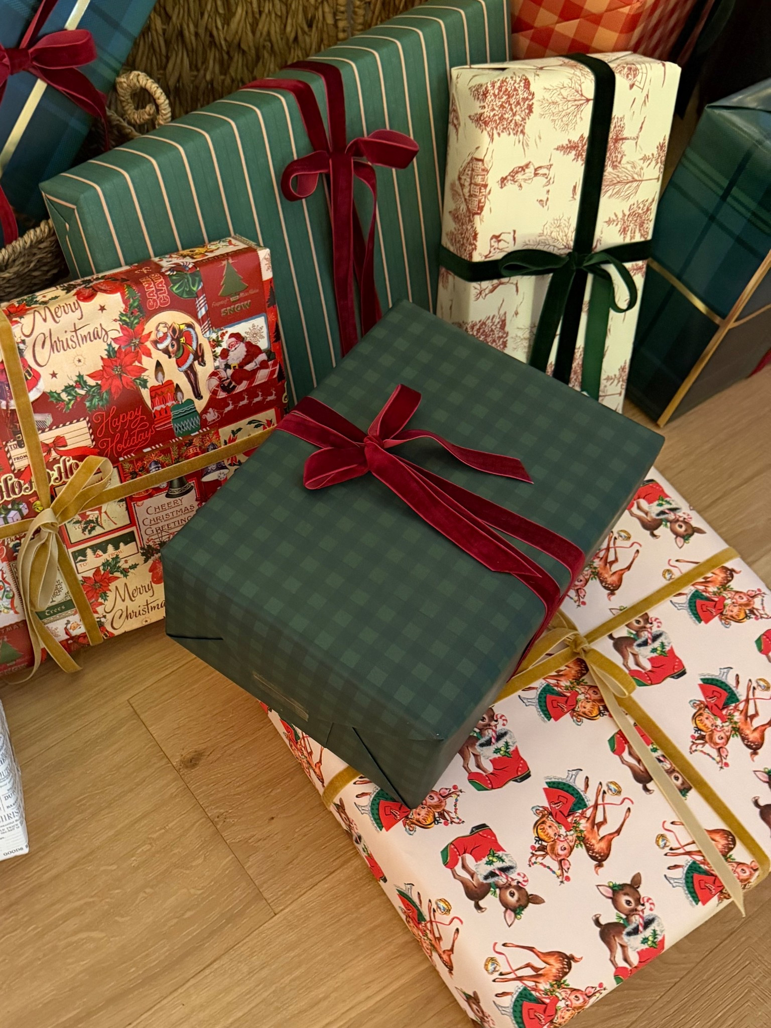 Vintage girl and deer wrapping paper 🎅🏼 🦌 

#LTKHoliday #LTKSeasonal #LTKHome