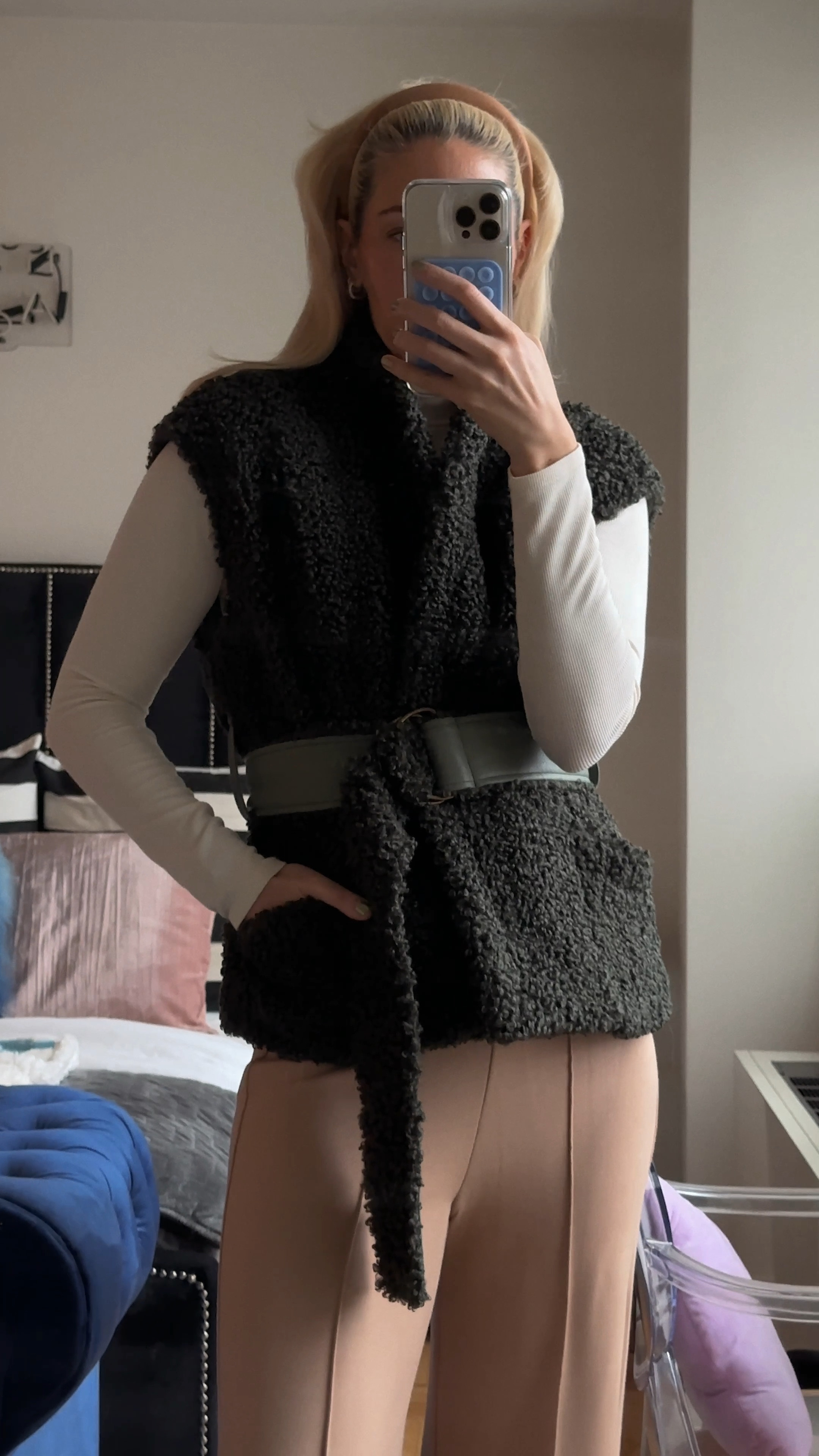 BOUCLE WRAP VEST

This vest is the perfect alternative to the Patagonia vest for a workwear look. It also goes well with jeans or a dress! 

I’ve linked a cream colored version and second hand versions of this green one.

#LTKSeasonal #LTKVideo #LTKworkwear