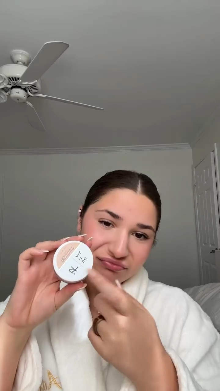 When I tell you I love this DOWN! So many of my friends have bought this… irl influencing that’s how you KNOW it’s tea😝

@itcosmetics 

#itcosmetics #skintint #skintintreview #tintedserum #summermakeup