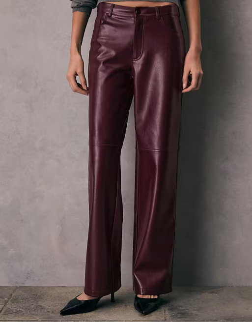 Stradivarius – Strukturierte Hose in lila Lederoptik mit geradem Bein | ASOS | ASOS (Global)