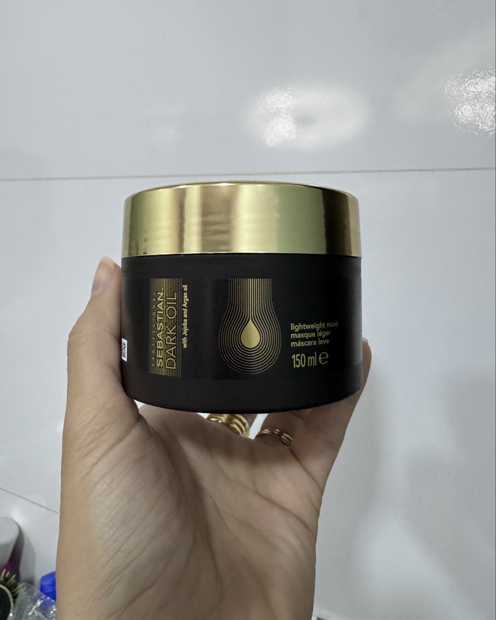 A Máscara de Brilho Sebastian Professional Dark Oil com 150 ml, nutre profundamente sem adicionar peso aos fios, proporciona cabelos 3x mais hidratados, macios e com brilho. 

Máscara capilar para todos os tipos de cabelo. A Máscara Sebastian Professional Dark Oil, tem uma fórmula enriquecida por um blend de óleos nutritivos e emolientes que garantem a sensação e toque de um cabelo suave como seda e fios ainda mais brilhantes. 

Benefícios: 
Nutrição Profunda;
Brilho;
Maciez;
3x mais Hidratação.

Modo de usar:
Após a utilização do Shampoo, remova o excesso de água do cabelo. Aplique o equivalente a uma moeda de um real, concentrando nas áreas mais danificadas, massageie a máscara nos fios e deixe agir por 2 à 3 minutos. Enxágue completamente.
Utilize uma ou duas vezes por semana, conforme necessidade.

Use o cupom : AMOLTK e ganhe 10% OFF

#LTKpromo #LTKbrasil