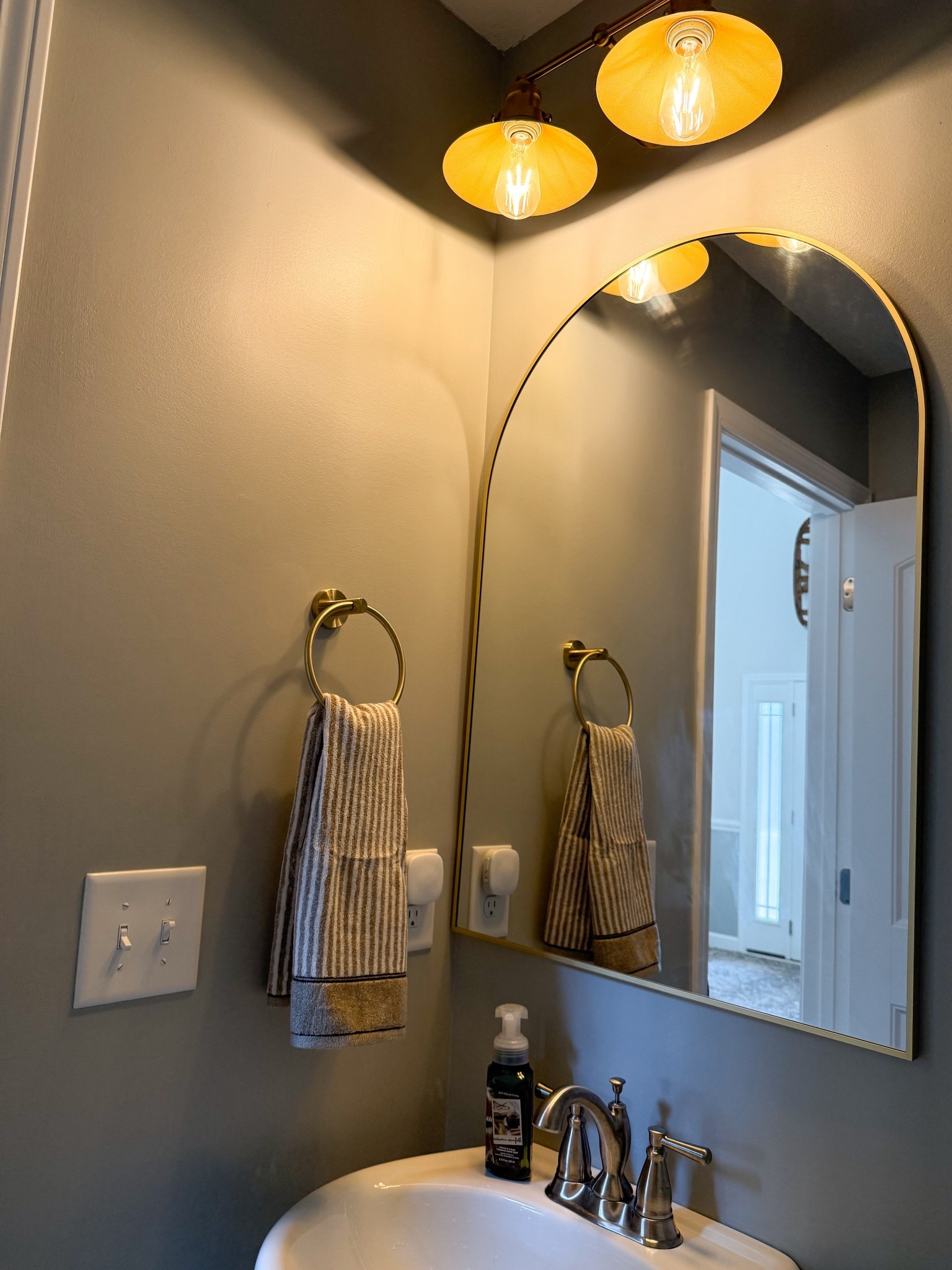 Easy guest bathroom decor updates for a more moody fall vibe 