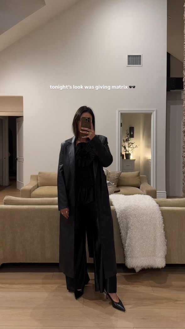 Can’t go wrong with an all-black look 🖤

floral top | ootd | leather trench