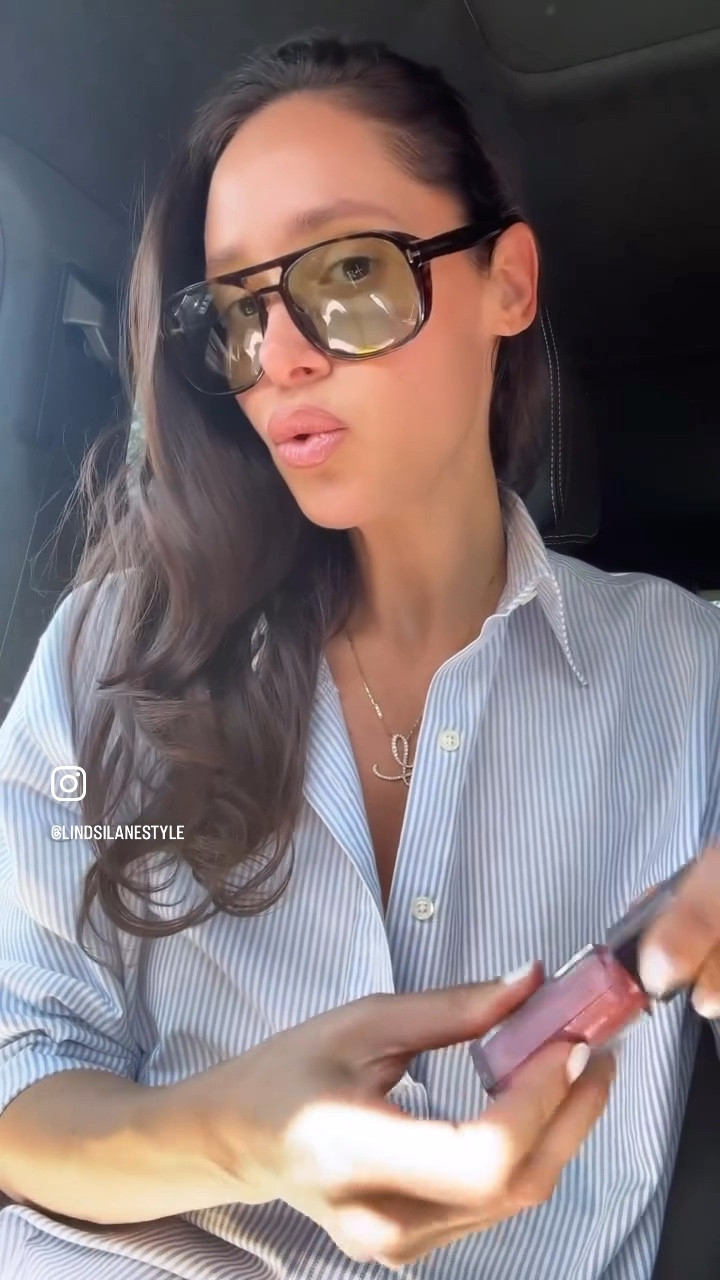 Gloss & Go💖🚗💄Products used:

@makeupbymario Almond lip liner
@kyliecosmetics Bare liquid lipstick
@fentybeauty Fu$$y gloss bomb

#LTKFindsUnder50 #LTKBeauty #LTKSummerEdit