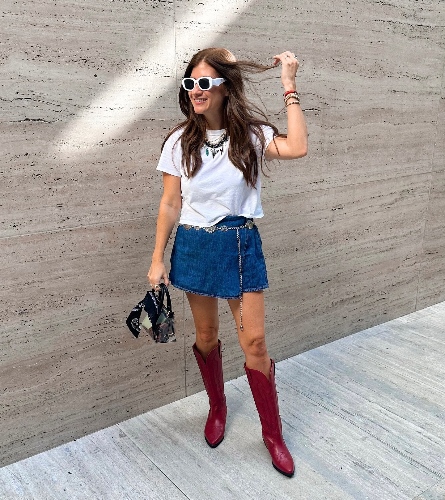 Had the best time with family & friends at the @postmalone concert last night 🎶🎤🤠 What a fun way to kick off summer! 

What concerts are you looking forward to this summer? 

#postmalone #jellyroll #bigassstadiumtour #postyco #miami #summerconcerts