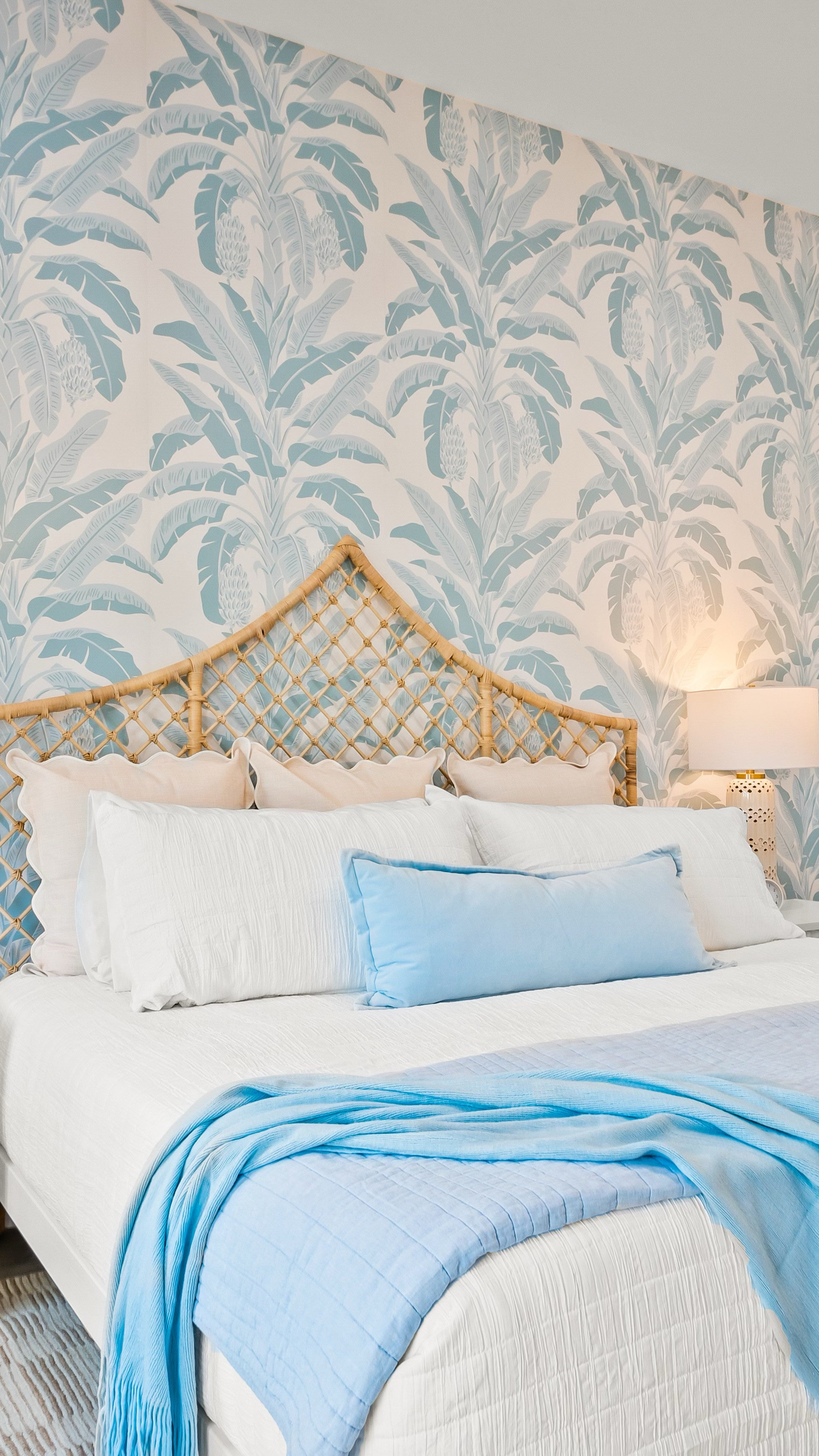 Coastal dreams start here 🌴
Wrapped this bedroom in Banana Tree Blue wallpaper by Thibaut, styled it with a soft lumbar from At Home, and added texture with finds from Kirkland’s! 
Linked similar faves for you—think rattan headboards, breezy wallpaper, and beachy blues. 🤍