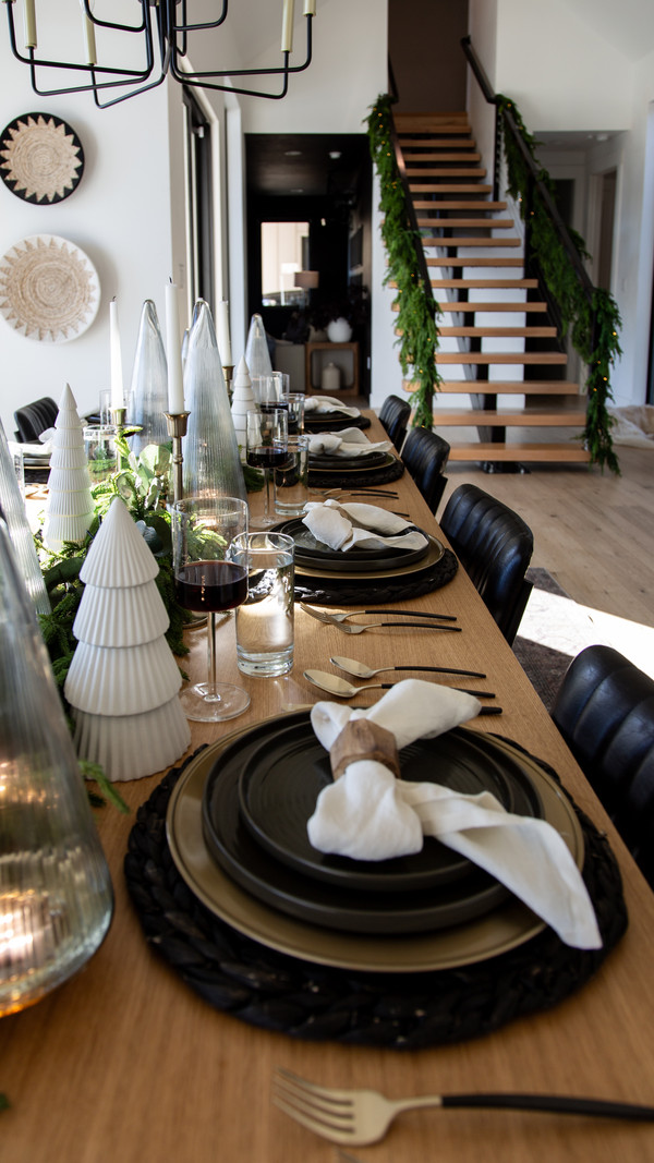 This holiday tablescape is giving all the cozy, modern vibes!