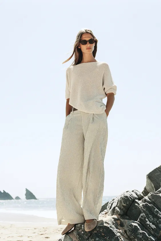 Round neck, short sleeve top. Asymmetric hem. | Zara US