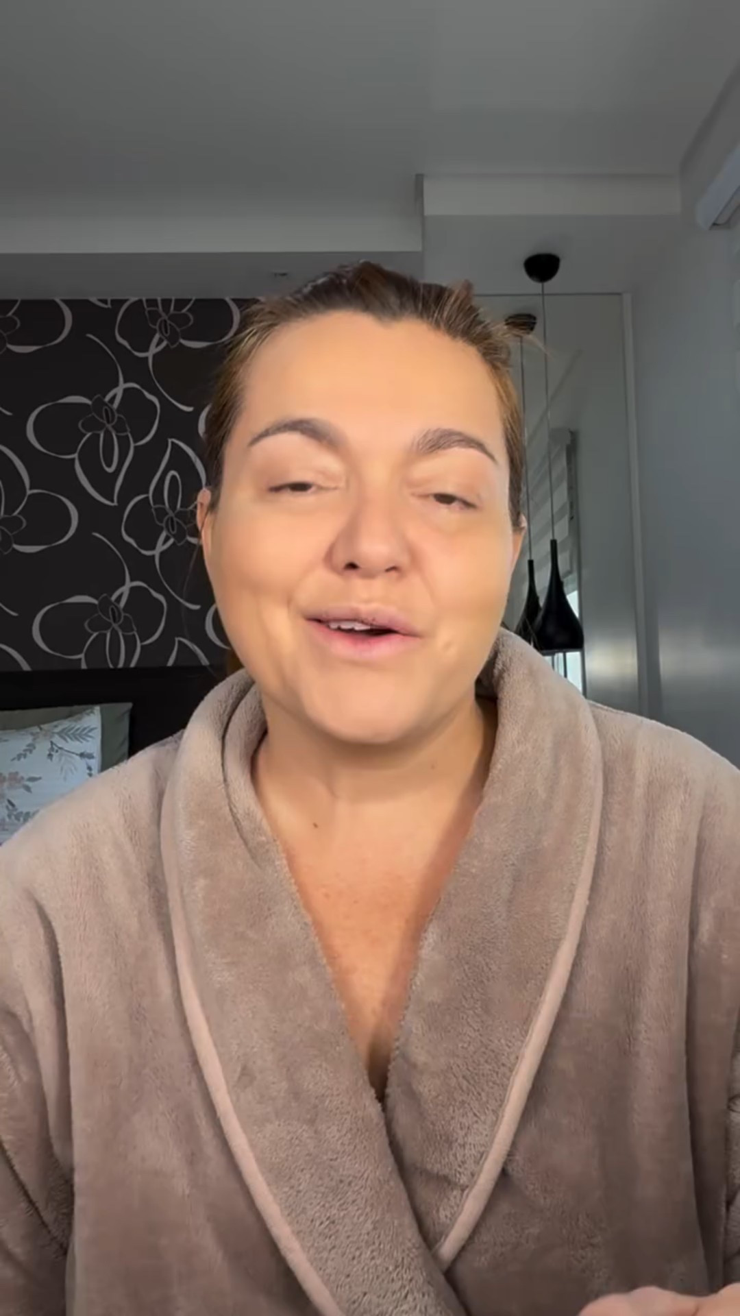 Testei o contorno multifuncional da linha Western da Nina Makeup como sombra e fiquei chocada com o resultado! 🤎 Esfuma super fácil, tem uma pigmentação linda e aquele tom quente perfeito pra um olho natural e elegante. Versátil de verdade!

#NinaMakeup #LinhaWestern #ContornoMultifuncional #SombraCremosa #MakeVersátil #TesteiEAmei