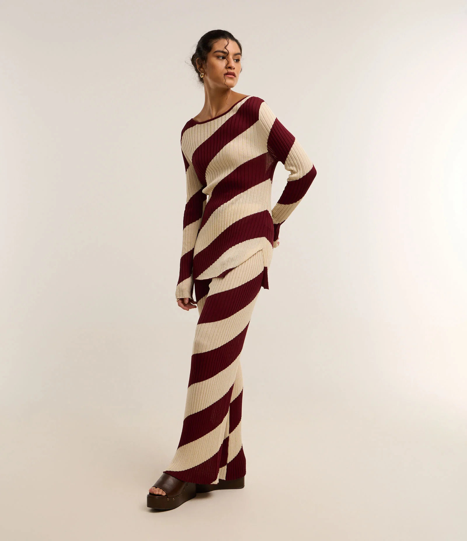 Calça Reta Canelada Cintura Média em Tricô com Listras em Espiral Marrom/Off White - Lojas Ren... | Renner (BR)