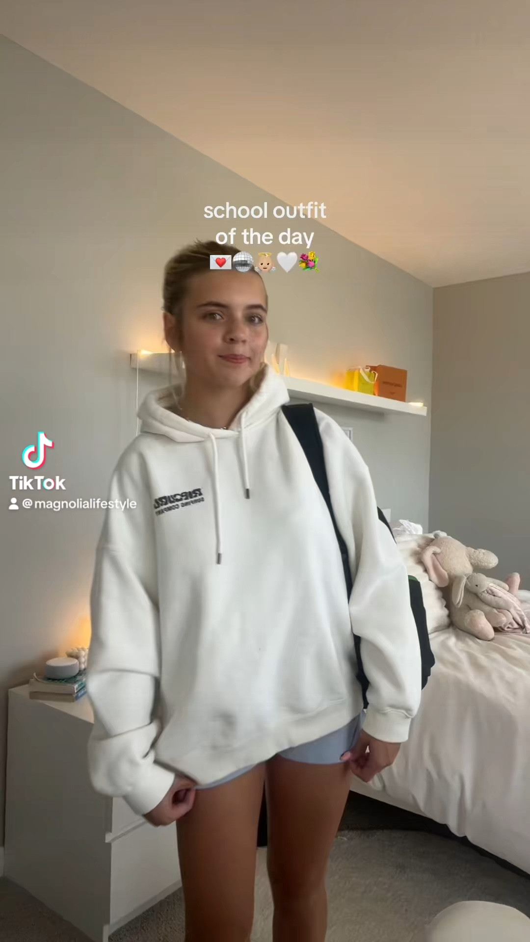 hoodie: city beach australia (M)
shorts: brandy melville