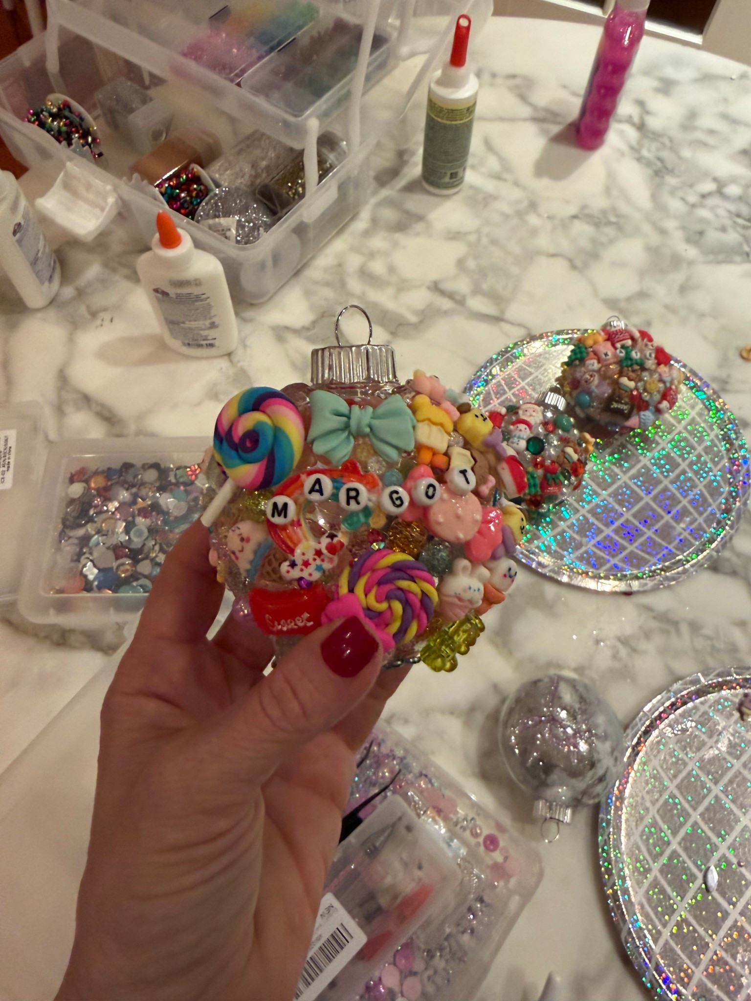 Loves making these  DIY ornaments with my girls 🎄🎅🏻 