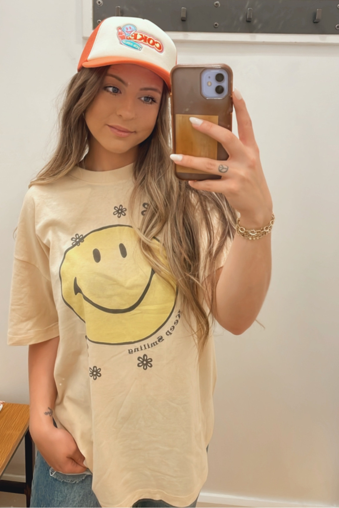 #graphictee #smiley #ae #americaneagle #truckerhat 
