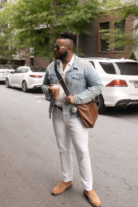 Feeling polished and ready to conquer the day in suede loafers, crisp white chinos, and a chic @abercrombie plisse sweater polo, topped off with a classic denim
jacket. #AbercrombiePartner #FitCheck #WorkOOTD