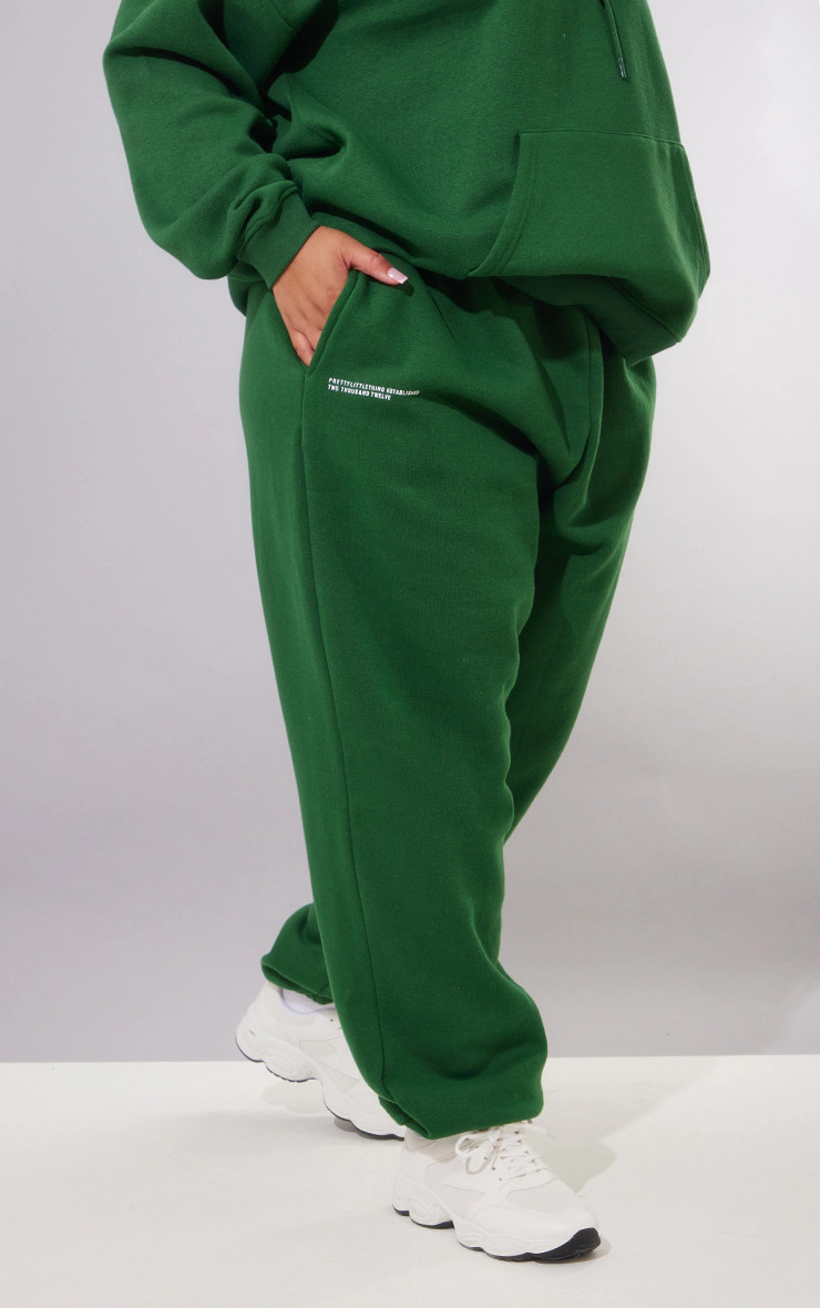 PRETTYLITTLETHING Plus Forest Green Est 2012 Printed Sweatpants | PrettyLittleThing US