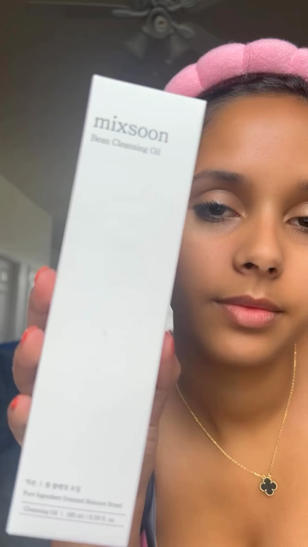 ✨ This oil melts everything makeup, dirt, sunscreen without stripping my skin! 🫧
K-beauty lovers, this lightweight cleansing oil is a game-changer for that glass skin glow 💧 #Mixsoon #DoubleCleansingRoutine

Want to try it? 
Comment “me” for the link 🤗

Thank you @mixsoon_usa @stackinfluence #mixsoon #mixsoonpartner #koreanskincare #glassskin #skincareroutine