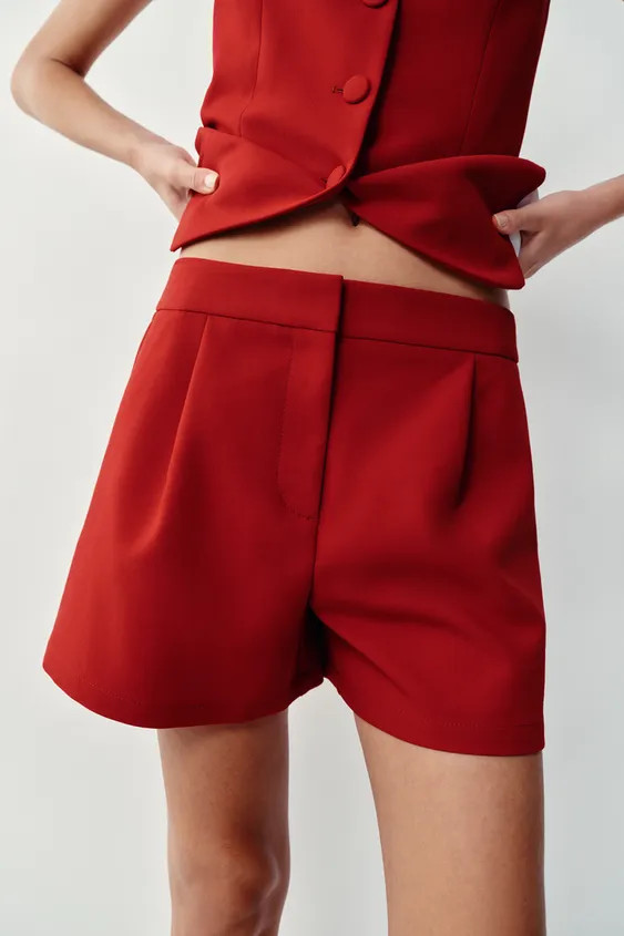 Model height: 173 cmMid-rise shorts with pleats and front pockets. Front zip, interior button, an... | Zara US