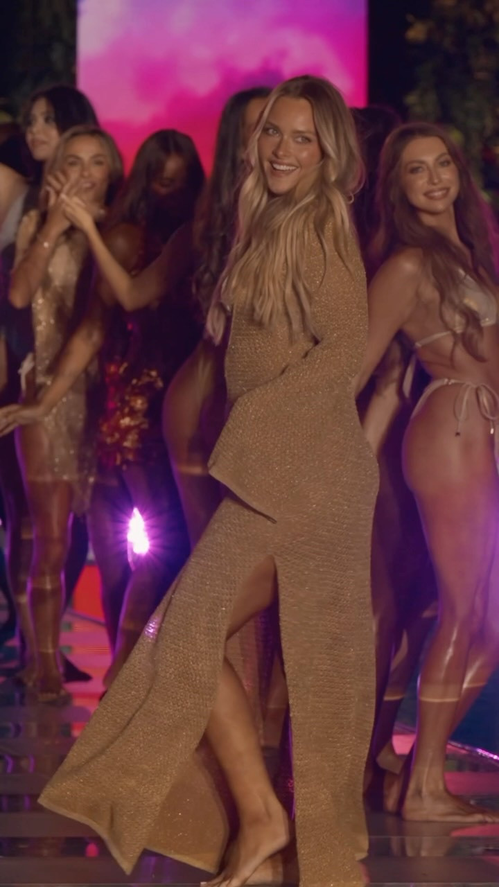 Bombshell Camille Kostek on the SI Swimsuit Runway 💛

#LTKSwim