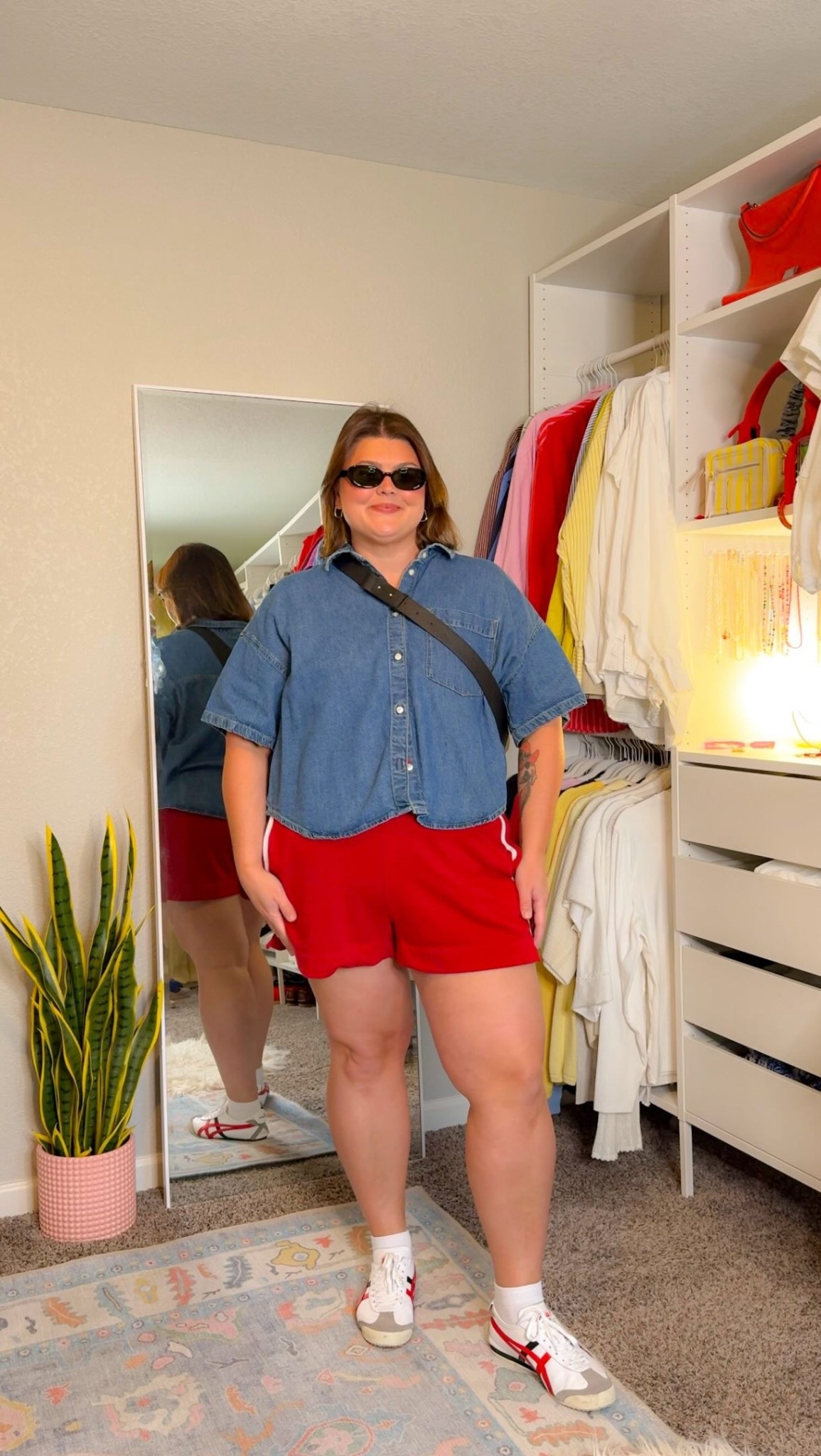 day 9/30 shopping my closet and I'm styling #trackshorts for the curvy girls with apron bellies because we are the inspo even if we don't see ourselves on Pinterest!!! 

#curvyfashion #shopmycloset #wearwhatyoulove #apronbellyoutfits
