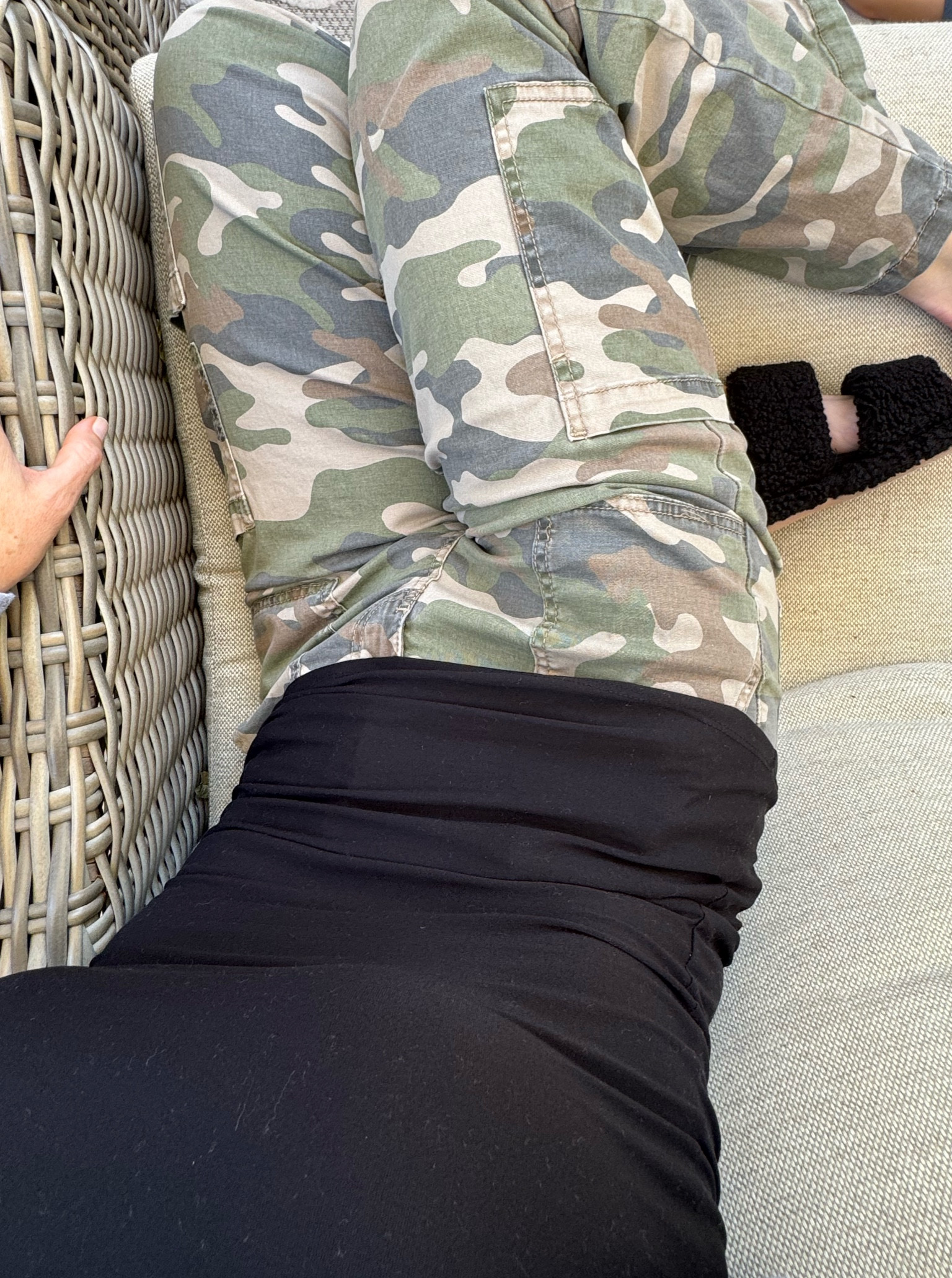 Wide leg camo cargos with a stretch back waist... yes! 


#walmart #camopants #cargopants #widelegpants #blacktank #slippers #walmartoutfit 