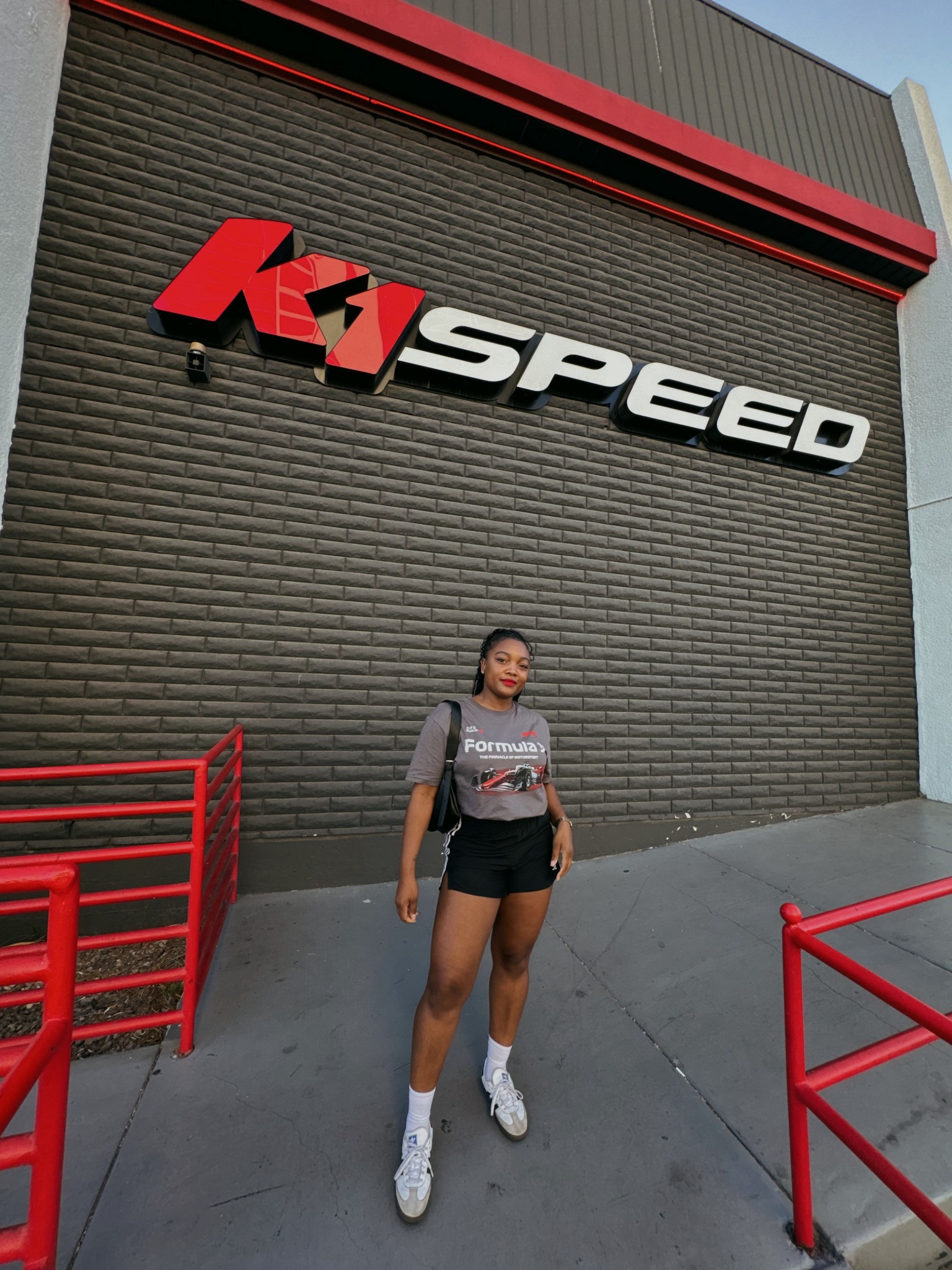 Sports look that’s perfect for F1. 


Black shorts. Adidas shorts. Sambas. F1 movie. 

#LTKFindsUnder50 #LTKStyleTip #LTKActive